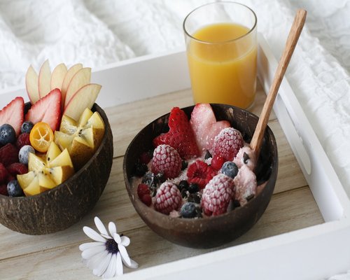 Desayuno nutritivo y equilibrado con frutas frescas, frutos secos y semillas
